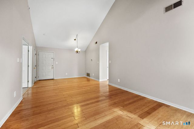 1 Forest Glen Circle 9, Middletown, CT 06457