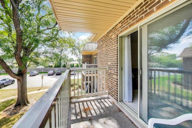 2410 N Kennicott Drive 2D, Arlington Heights, IL 60004