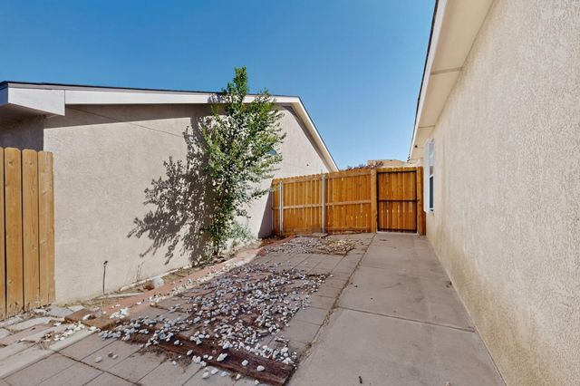 8419 Cedarcroft Road NW, Albuquerque, NM 87120