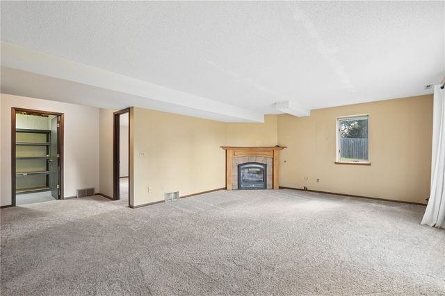 3009 Harvest Hill Road, Cedar Rapids, IA 52404