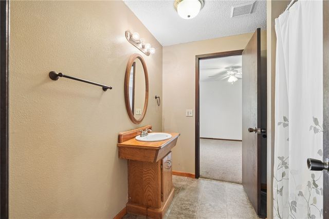 3009 Harvest Hill Road, Cedar Rapids, IA 52404