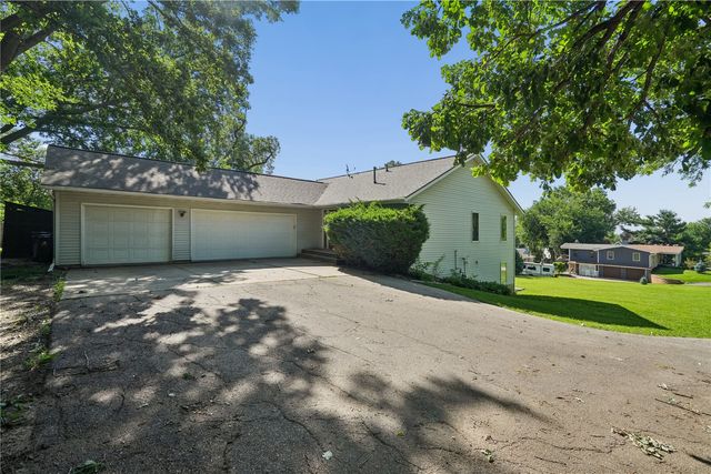 3009 Harvest Hill Road, Cedar Rapids, IA 52404