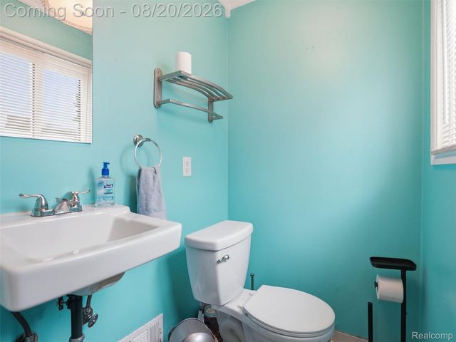 21601 Parkway Street, St. Clair Shores, MI 48082