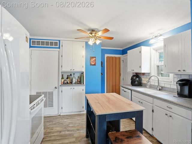 21601 Parkway Street, St. Clair Shores, MI 48082