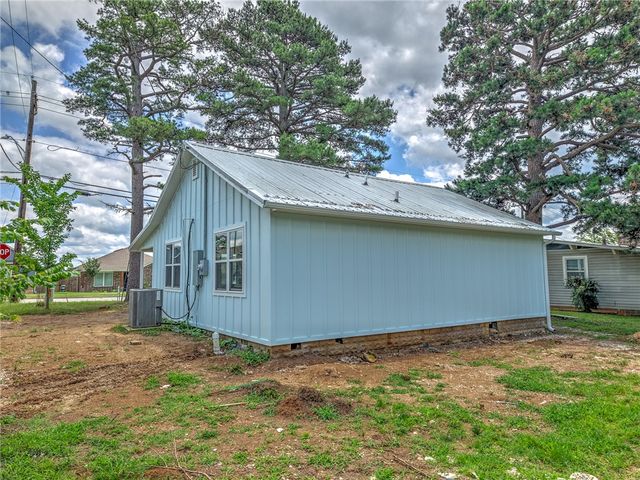 1023 S Morningside Drive, Fayetteville, AR 72701