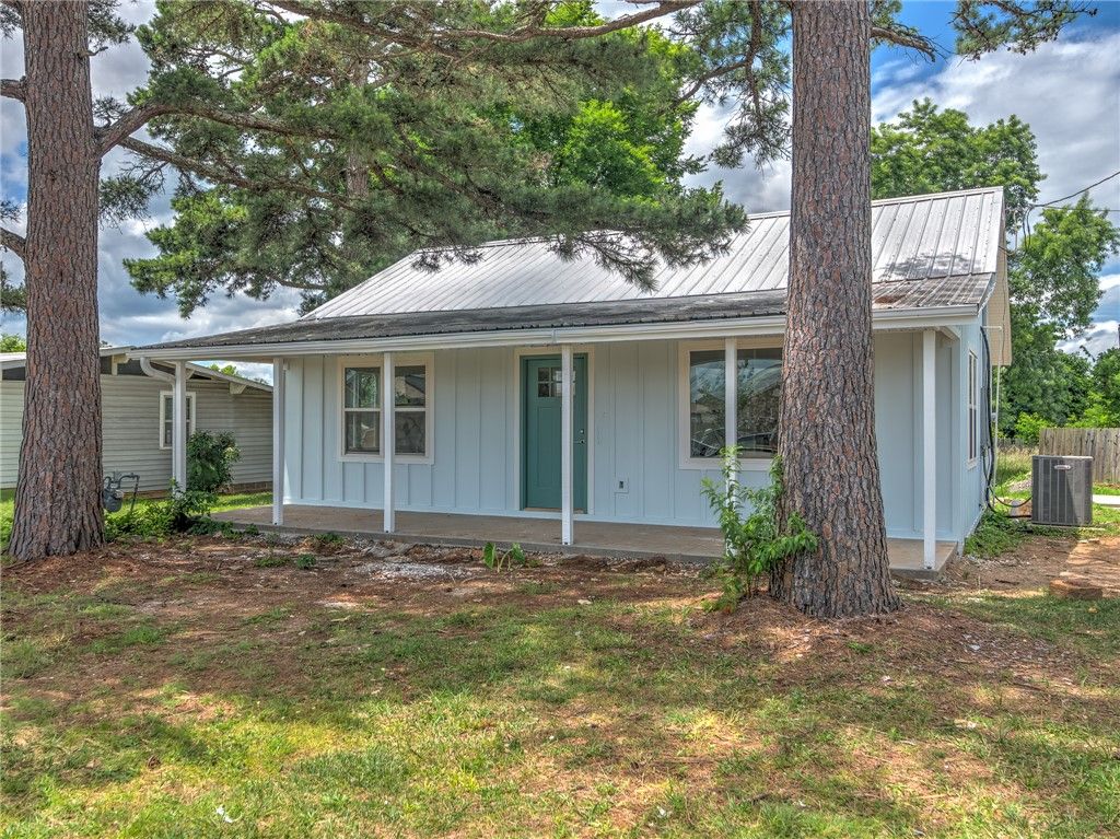 1023 S Morningside Drive, Fayetteville, AR 72701
