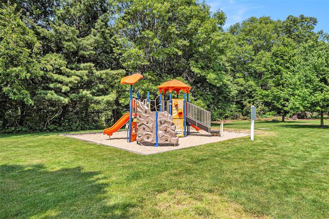 18372 N Ridge Court 12, Spring Lake, MI 49456