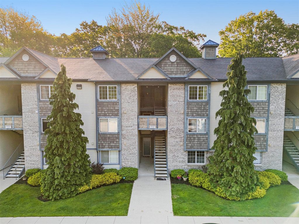 18372 N Ridge Court 12, Spring Lake, MI 49456