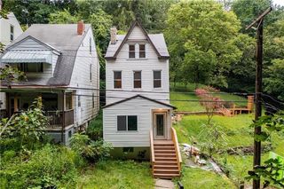 522 Suffolk St, Perry Hilltop, PA 15214