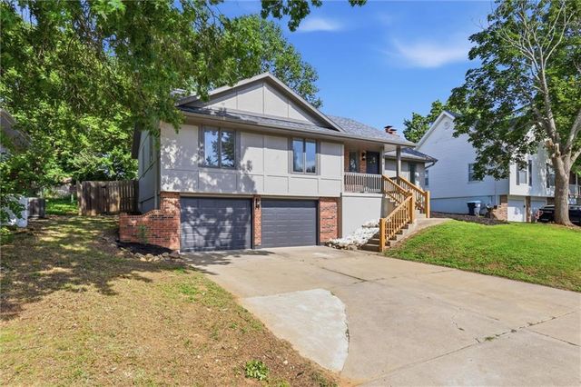 404 Springwood Drive, Blue Springs, MO 64015