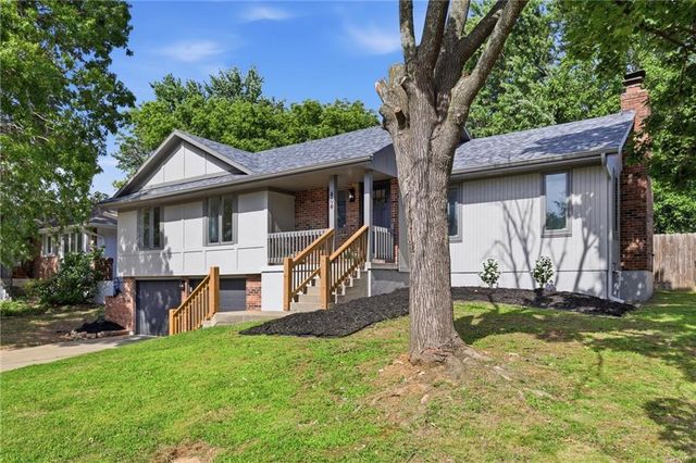 404 Springwood Drive, Blue Springs, MO 64015