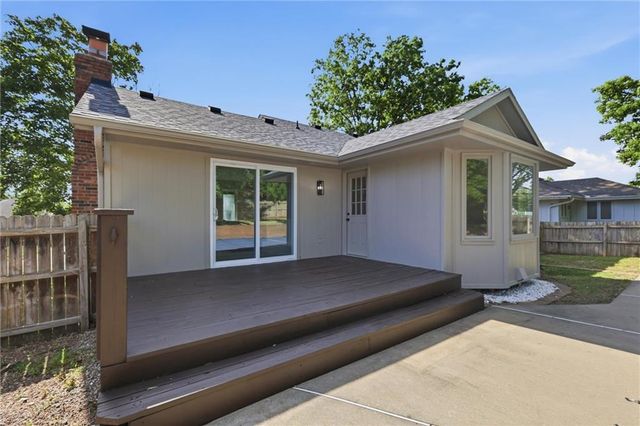 404 Springwood Drive, Blue Springs, MO 64015