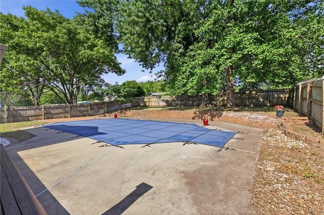 404 Springwood Drive, Blue Springs, MO 64015
