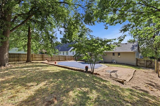 404 Springwood Drive, Blue Springs, MO 64015