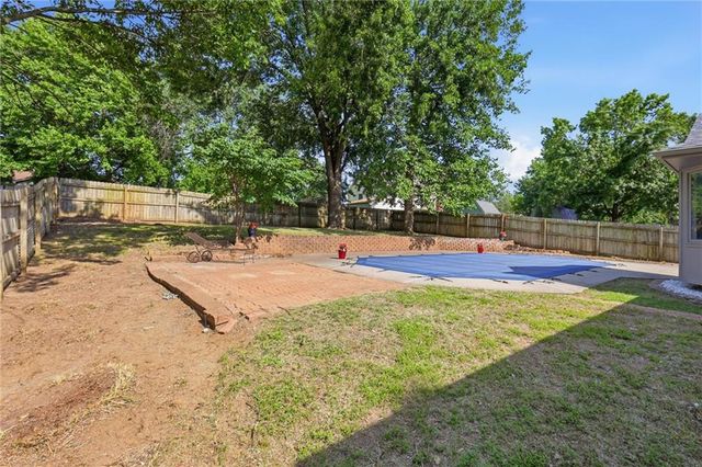 404 Springwood Drive, Blue Springs, MO 64015