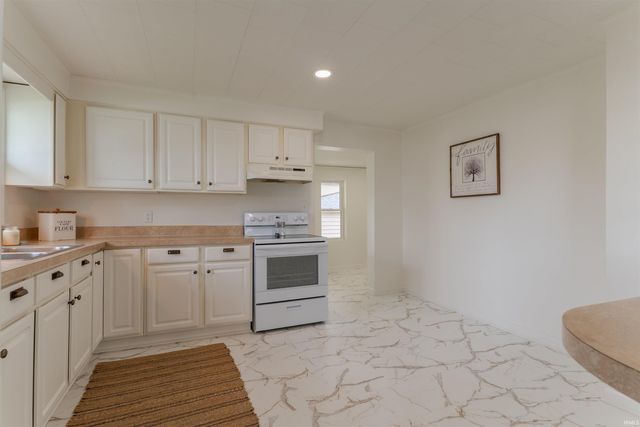 321 E Oak Street, Oakland City, IN 47660