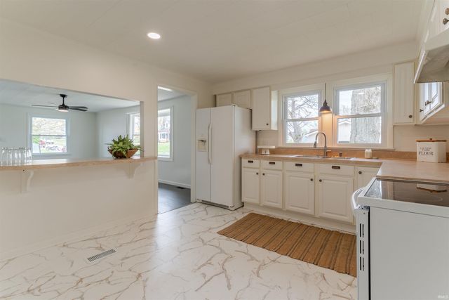 321 E Oak Street, Oakland City, IN 47660