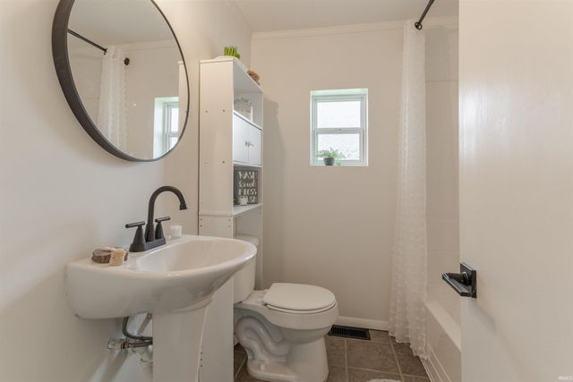 321 E Oak Street, Oakland City, IN 47660