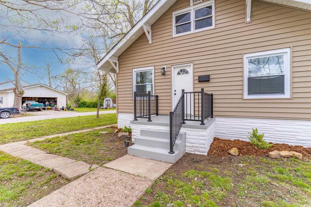 321 E Oak Street, Oakland City, IN 47660