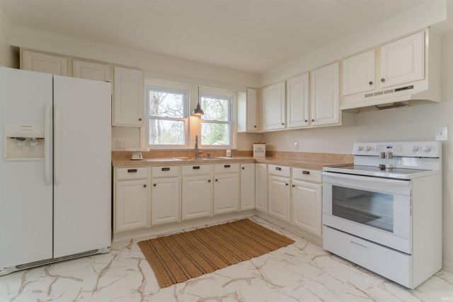 321 E Oak Street, Oakland City, IN 47660