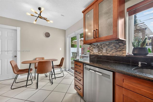 6640 Douglas 0, Hollywood, FL 33024