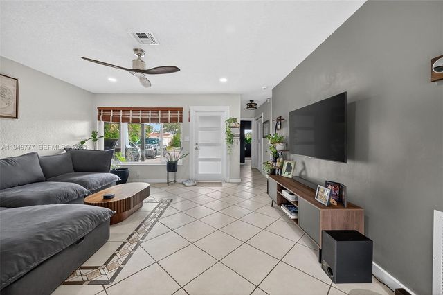 6640 Douglas 0, Hollywood, FL 33024