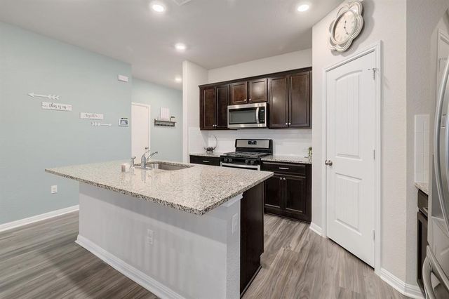 200 Arrowhead Vine DR, Leander, TX 78641