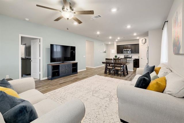 200 Arrowhead Vine DR, Leander, TX 78641