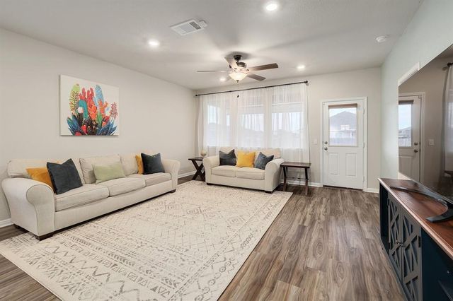 200 Arrowhead Vine DR, Leander, TX 78641