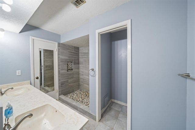 416 Rolling Hills Drive, Conroe, TX 77304