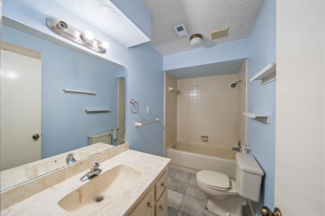 416 Rolling Hills Drive, Conroe, TX 77304