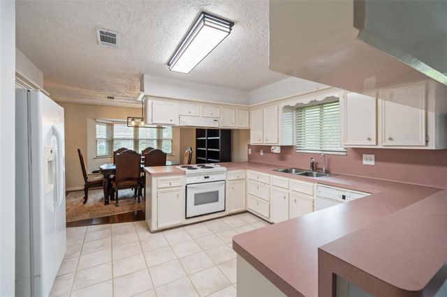 416 Rolling Hills Drive, Conroe, TX 77304