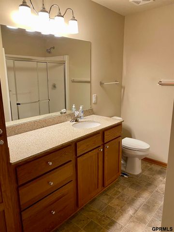 16025 Willit Plaza, Omaha, NE 68007