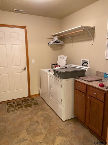 16025 Willit Plaza, Omaha, NE 68007