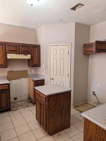 2301 Springmere Drive, Arlington, TX 76012