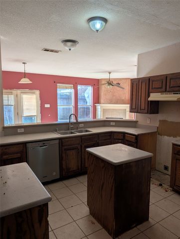 2301 Springmere Drive, Arlington, TX 76012