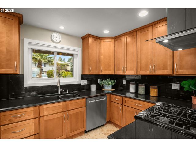 12040 Nw LOVEJOY St, Portland, OR 97229