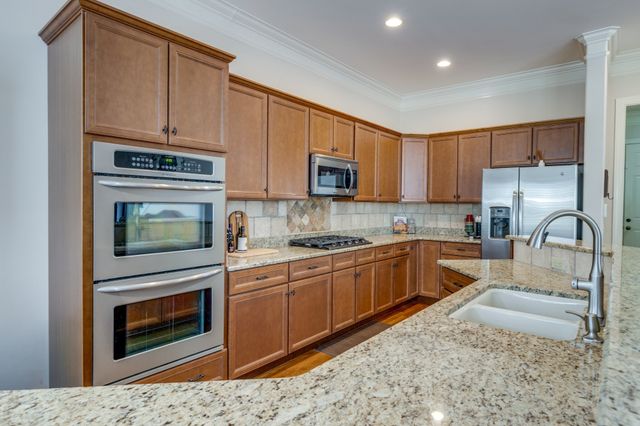 228 Valley Bend Dr, Nashville, TN 37214