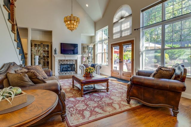 228 Valley Bend Dr, Nashville, TN 37214