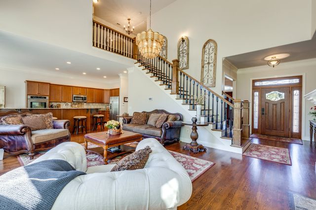 228 Valley Bend Dr, Nashville, TN 37214