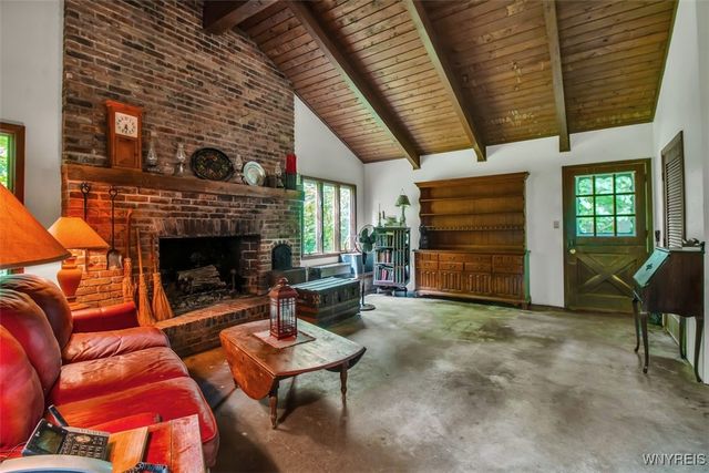 8905 County Rd, Clarence, NY 14032