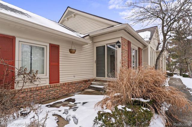 6933 Pebble Park Circle 83, West Bloomfield Charter Township, MI 48322