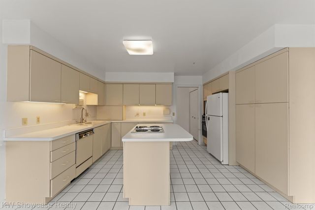 6933 Pebble Park Circle 83, West Bloomfield Charter Township, MI 48322