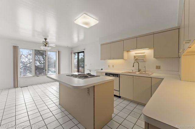 6933 Pebble Park Circle 83, West Bloomfield Charter Township, MI 48322