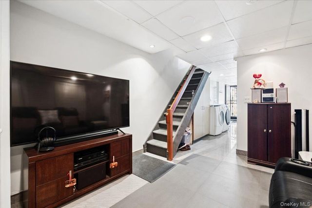 1241 Rhinelander Avenue, Bronx, NY 10461