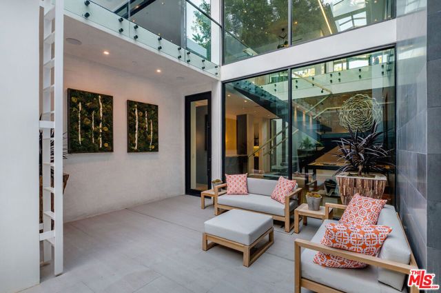 1049 Loma Vista Drive, Beverly Hills, CA 90210