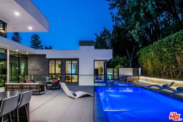 1049 Loma Vista Drive, Beverly Hills, CA 90210