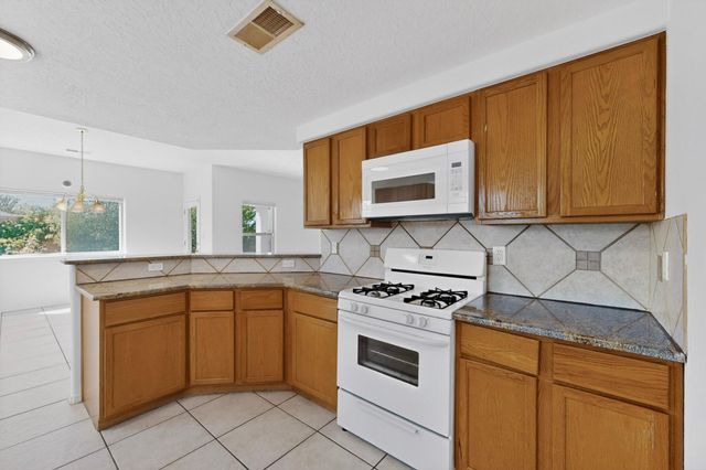929 Loma Pinon Loop NE, Rio Rancho, NM 87144