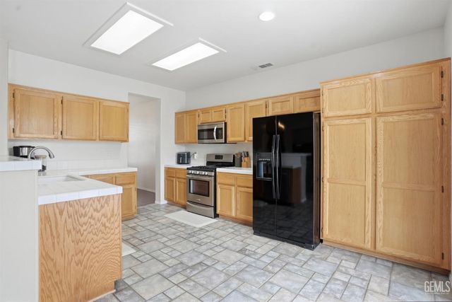 10017 Roehampton Avenue, Bakersfield, CA 93312