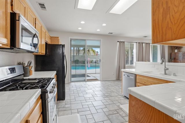 10017 Roehampton Avenue, Bakersfield, CA 93312